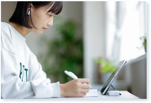 オンラインで指導を受けながら学習する生徒