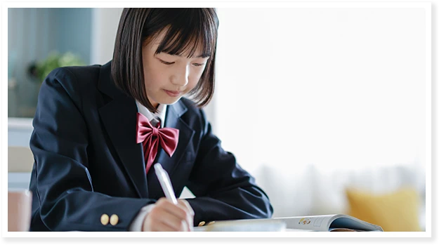 課題に取り組むIB生