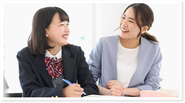 講師から個別指導を受けるIB生